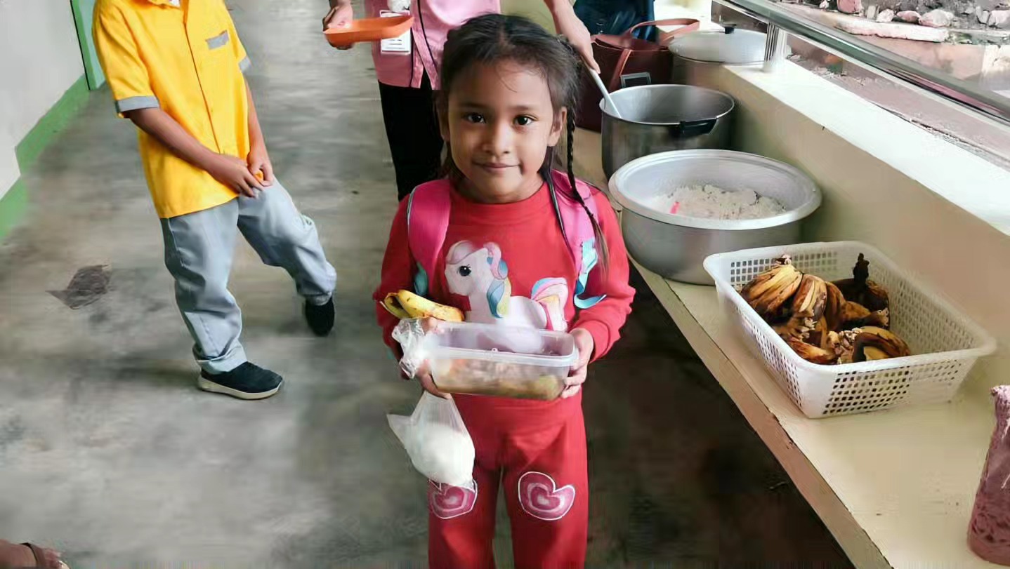 Rose CGI volunteers, teachers, and parents during the Balabag Elementary feeding program in partnership with Philippine Red Cross and Gary & Madoka Foundation