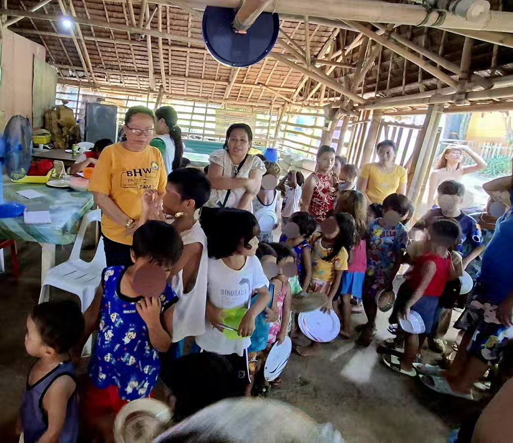 Kids enjoying the Weight of Life feeding program in Cagban Ibabaw, Boracay organized by Rose CGI and Red Cross